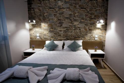 尼亚普拉莫斯Villa Elia的一间卧室配有带毛巾的床