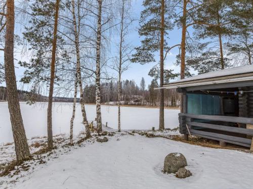 AnttolaHoliday Home Aurinkoniemi by Interhome的湖边的雪间小屋