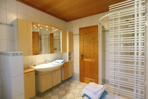 恩斯塔尔豪斯玛玛公寓式酒店的一间带水槽和镜子的浴室
