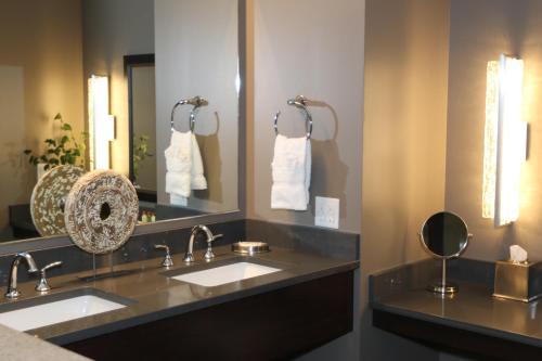 Kamilche小溪赌场度假村酒店的浴室设有2个水槽和镜子