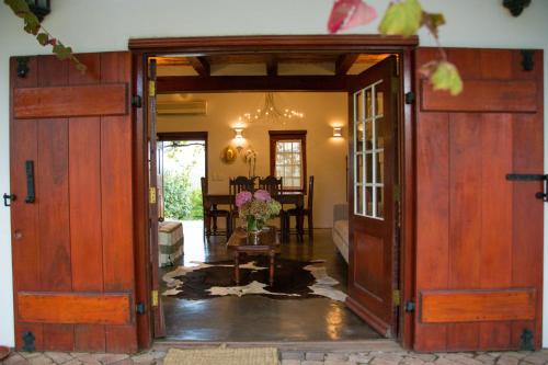 惠灵顿Vineyard Cottage at Bosman Wines的通往客厅的开放式门