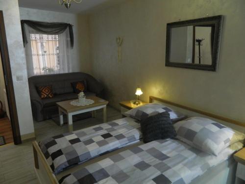 希维拉杜夫-兹德鲁伊Pokój gościnny ROYAL的一间卧室配有两张床、一张沙发和镜子
