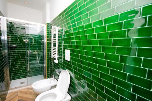 那不勒斯Don Raffaele Resort的绿色瓷砖浴室设有卫生间和淋浴。