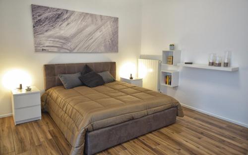 安德里亚Maison Sama '的一间卧室配有一张带2个床头柜的大床