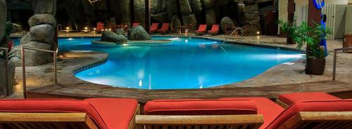 斯德特莱恩Bally's Lake Tahoe Casino Resort的周围设有红色椅子的大型游泳池