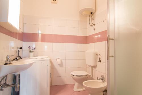 佩罗杰Apartman Deni的一间带卫生间和水槽的浴室