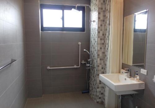 台东真善居民宿的一间带水槽和淋浴的浴室