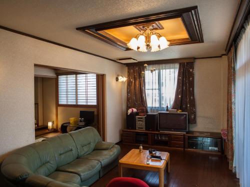 堺市Nakagawa's Cozy House的带沙发和电视的客厅