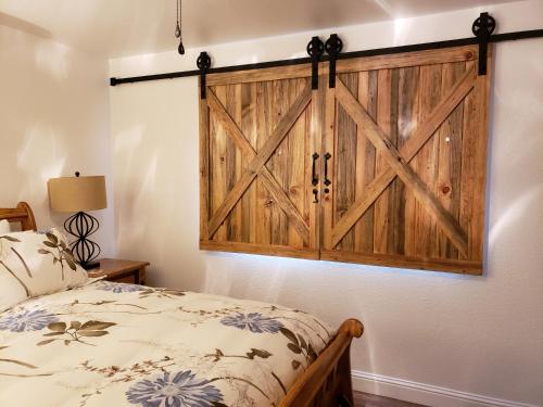 科斯戈尔德Yosemite Foothill Retreat - Private Guest Suite #3的卧室设有滑动谷仓门,墙上设有