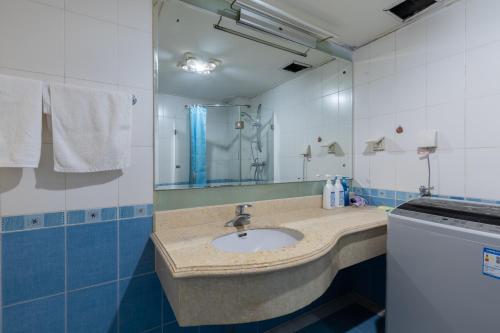 大连大连修竹大厦酒店式公寓的一间带水槽和镜子的浴室
