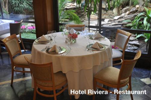 罗萨里奥索兰斯里维埃拉酒店的一张圆桌,配有白色的桌布和椅子