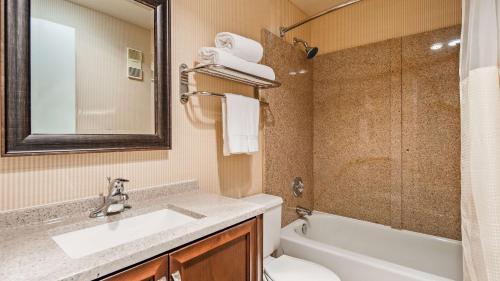 隆波克Lompoc Valley Inn and Suites的一间带水槽、浴缸和卫生间的浴室