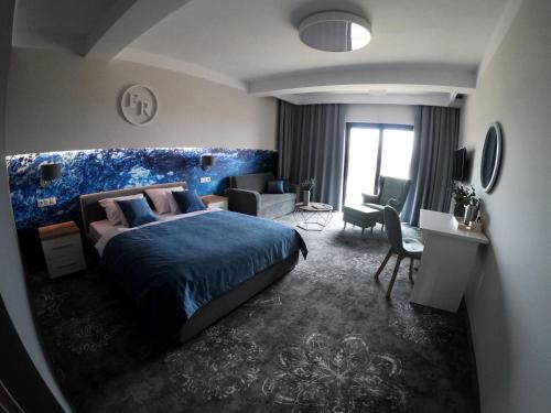 萨比诺瓦Family Resort Sarbinowo的一间带蓝色床的卧室和一间客厅