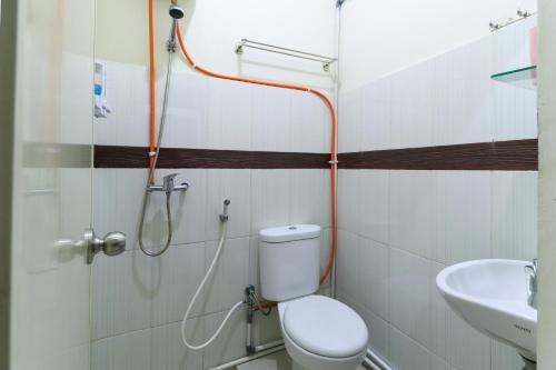 沙马林达Hotel Celia的一间带卫生间和水槽的浴室