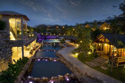 马六甲妃丽雅度假村的夜间享有度假村游泳池的空中景致