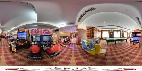 拉瑞德尔芬宫酒店的一间设有数种街机游戏和台球桌的房间