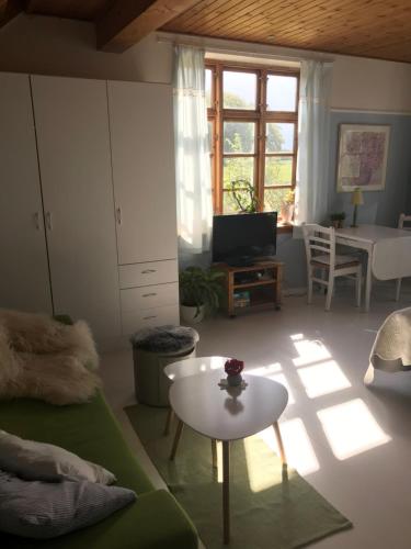 希勒勒Skovgården的客厅配有沙发和桌子