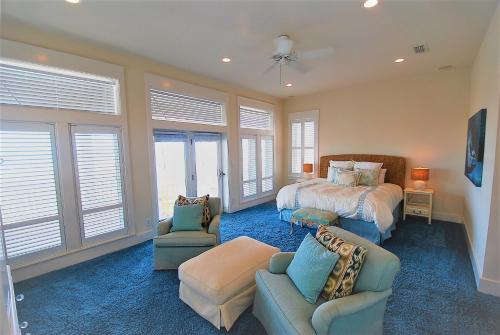 南帕诸岛Breakers Home 8346的一间卧室配有一张床、一张沙发和椅子
