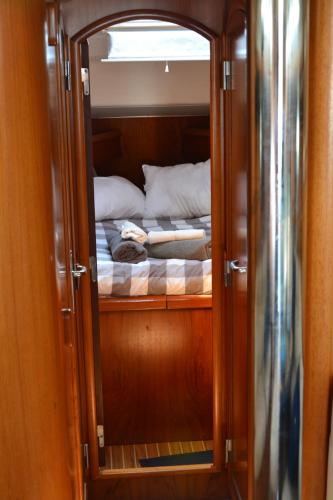 卡列罗港Velero Babu的船上一张双层床的开放式玻璃门