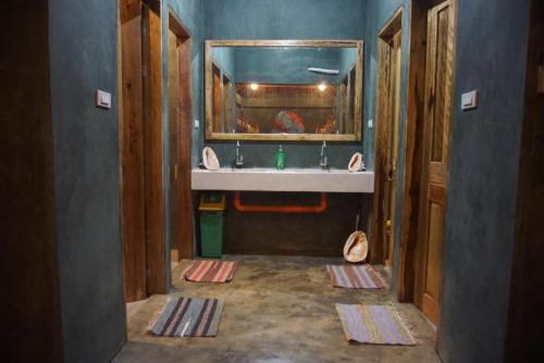 卢纳将军城Hiraya Surf Hostel的一间带水槽和镜子的浴室