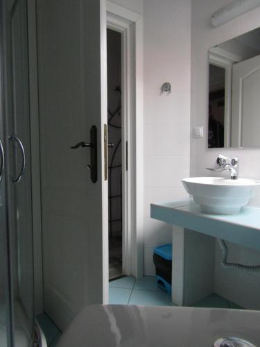 布拉索夫Blue House的浴室设有白色水槽和镜子