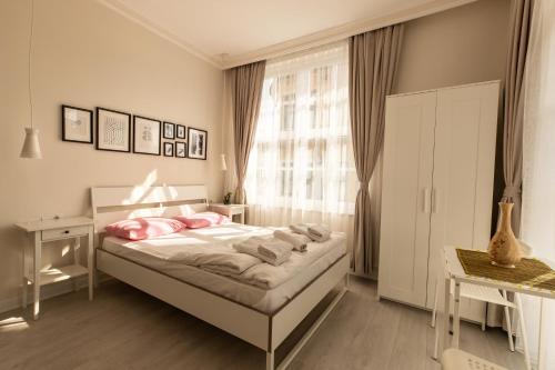 安塔利亚ATICI HOTEL的一间卧室配有带粉红色枕头的床和窗户。