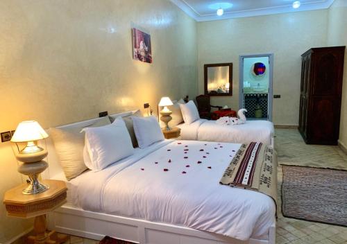 KOUTOBIA ROYAL客房内的一张或多张床位