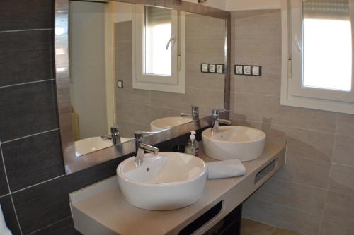 厄尔·波索·德·洛斯·弗莱尔卡萨斯玛丽亚卡莫纳度假屋的一间带三个水槽和镜子的浴室