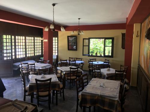 圣马太奥斯斯卡拉旅馆的用餐室设有桌椅和窗户。
