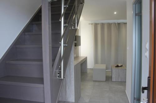 帕拉代西翁瓦里安乡村酒店的房屋内带楼梯的走廊