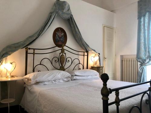 奥斯图尼马塞里亚里恩佐酒店的一间卧室配有一张带天蓬的大床