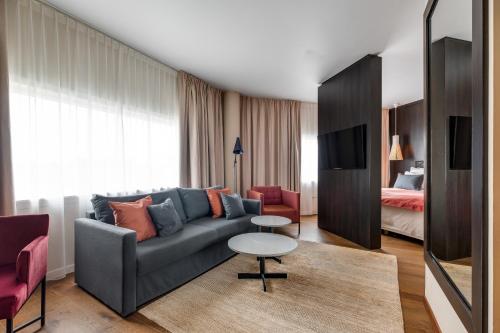 索拉斯塔万格机场品质酒店的客厅配有沙发、桌子和床。