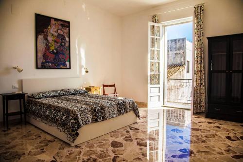 阿沃拉Casa D'Arte Shoshanna的一间卧室设有一张床和一个大窗户