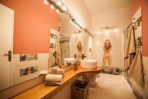 阿沃拉Casa D'Arte Shoshanna的一间带水槽和镜子的浴室