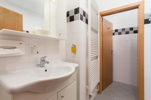 奥帕瓦Apartmány Kramer的白色的浴室设有水槽和淋浴。