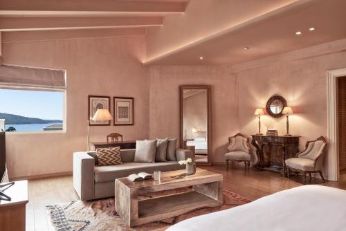 雅典玛吉酒店的客厅配有沙发和桌子