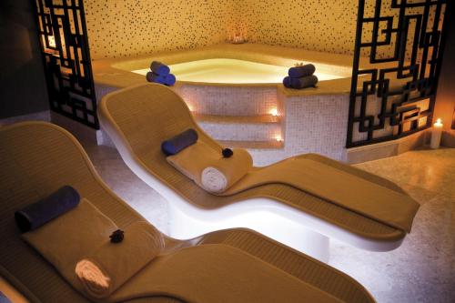 半月湾Mövenpick Beach Resort Al Khobar的一间带浴缸和两面镜子的spa室