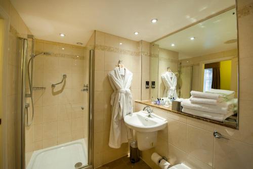 麦克唐纳德伯灵顿酒店的一间浴室