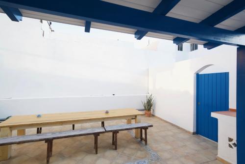 科拉雷侯苏雷马冲浪营酒店的配有木桌和长凳的房间
