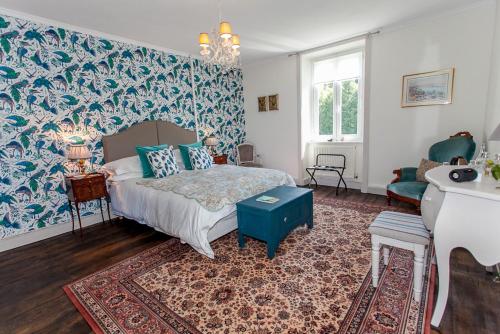Bussière-GalantLa Vieille Maison D'Aurin的一间卧室配有一张蓝色墙壁的床