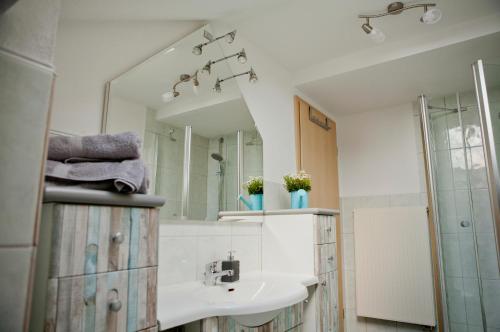 HaigerlochHaus Weinbergblick的一间带水槽和镜子的浴室