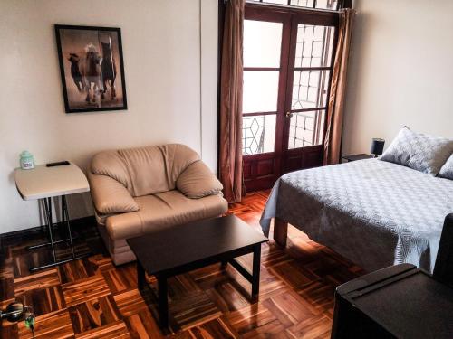 EscazúEster`s Place的客厅配有床、沙发和椅子