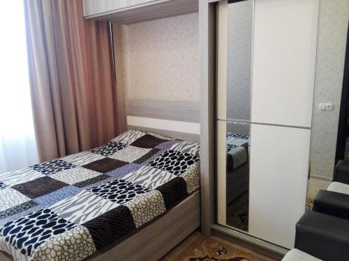 第比利斯var-ketili的一间小卧室,在床边设有镜子