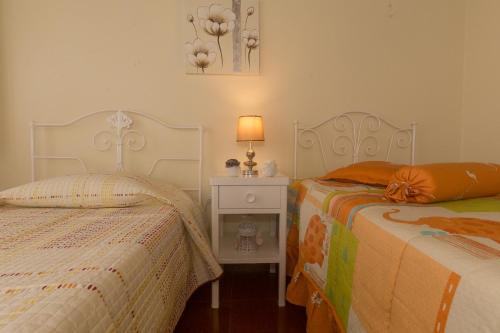 Porto JudeuCasa do Galante的卧室内两张并排的床