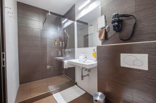 布拉迪斯拉发高级商务酒店的一间浴室