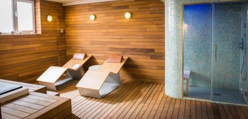 瓦德诺比斯拉噶亚水疗公寓的一个带2个长椅和淋浴的桑拿浴室