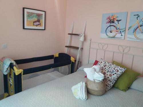 科尔多瓦科尔多瓦千色公寓 的卧室配有一张床,墙上有自行车