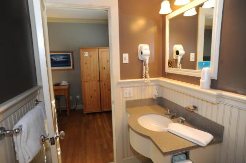 南安普敦南安普敦长岛酒店的一间带水槽和镜子的浴室