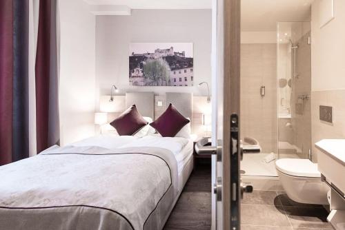 萨尔茨堡Hotel Das Junior by MAX 70的一间酒店客房 - 带一张床和一间浴室