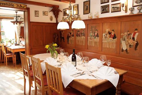 费尔德伯格彼得莱餐厅酒店的用餐室配有带酒杯的桌子